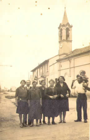 Chiesetta di via Aristotele. Alcune persone in posa_html_m3b37d0fb